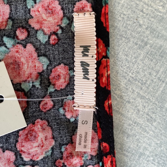 Cropped floral blouse. - Picture 3 of 4